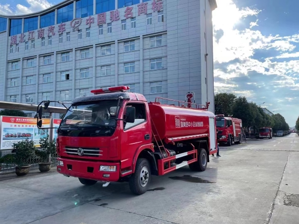 東風(fēng)大多利卡8噸消防灑水車